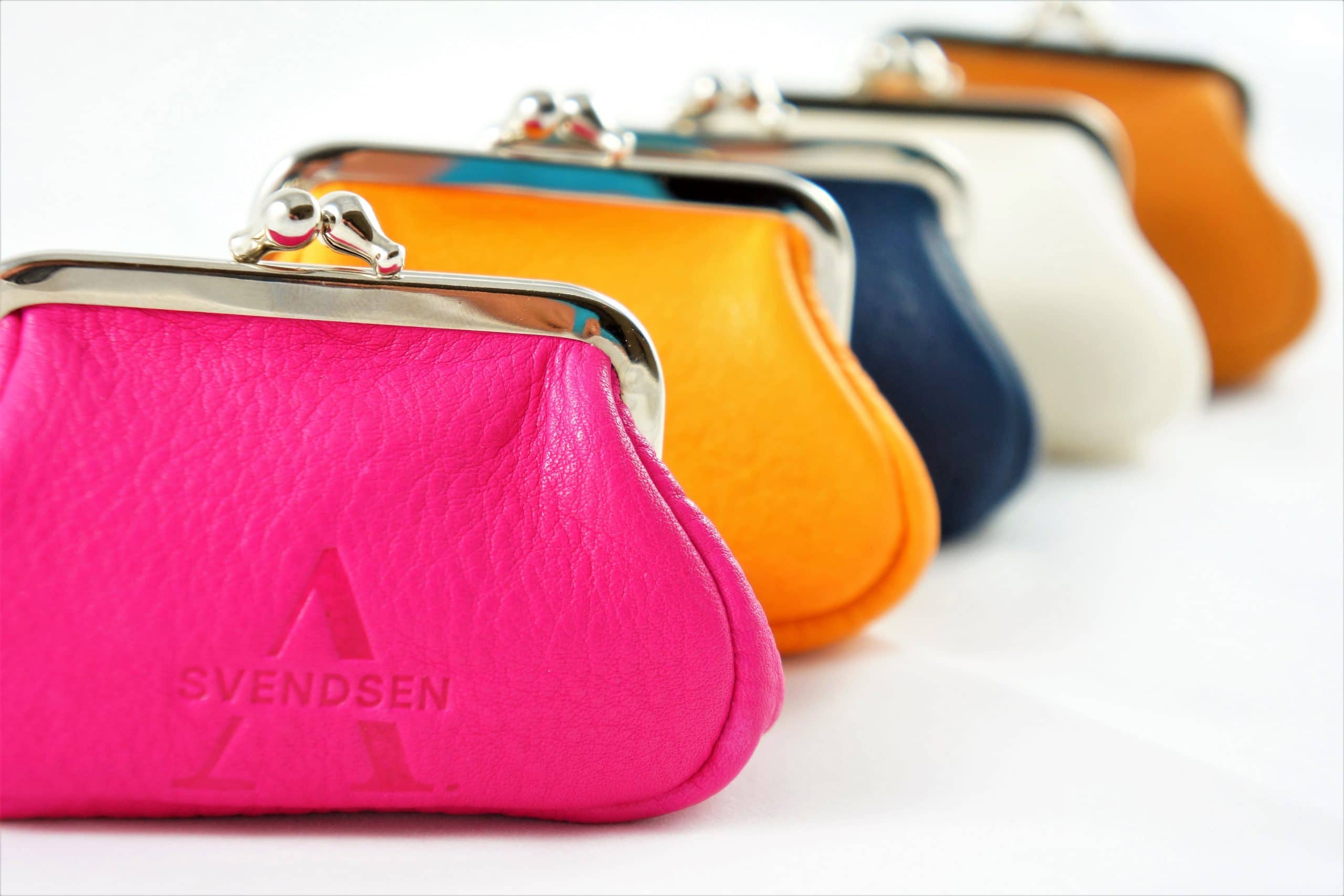 Handgefertigte Leder Geldbörse, Portemonnaie aus zertifiziertem Naturleder in Gelb-Orange – nachhaltiges Accessoire aus deutscher Manufaktur.