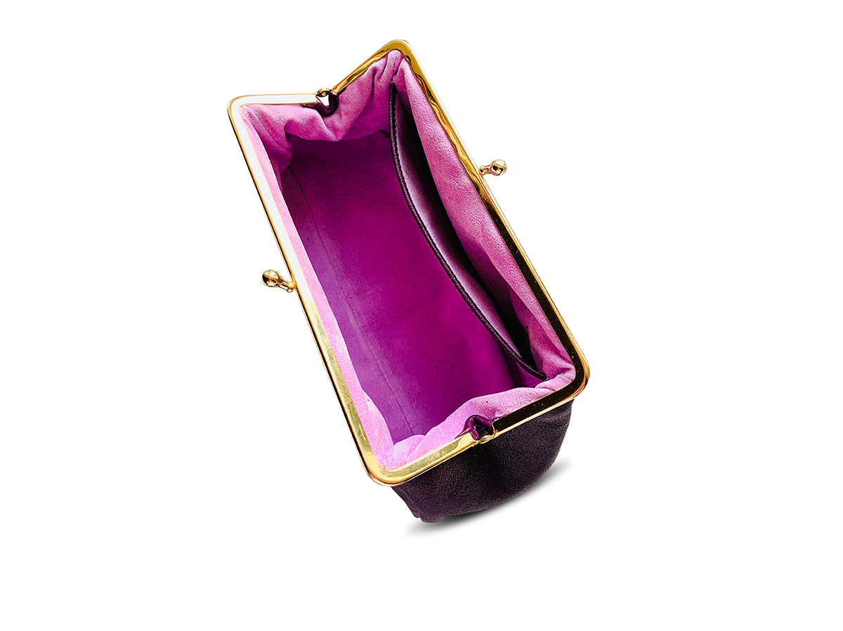 Handgefertigte Lederhandtasche von ALEXANDRA SVENDSEN aus zertifiziertem Naturleder in Violett – nachhaltig produziert in deutscher Manufaktur.