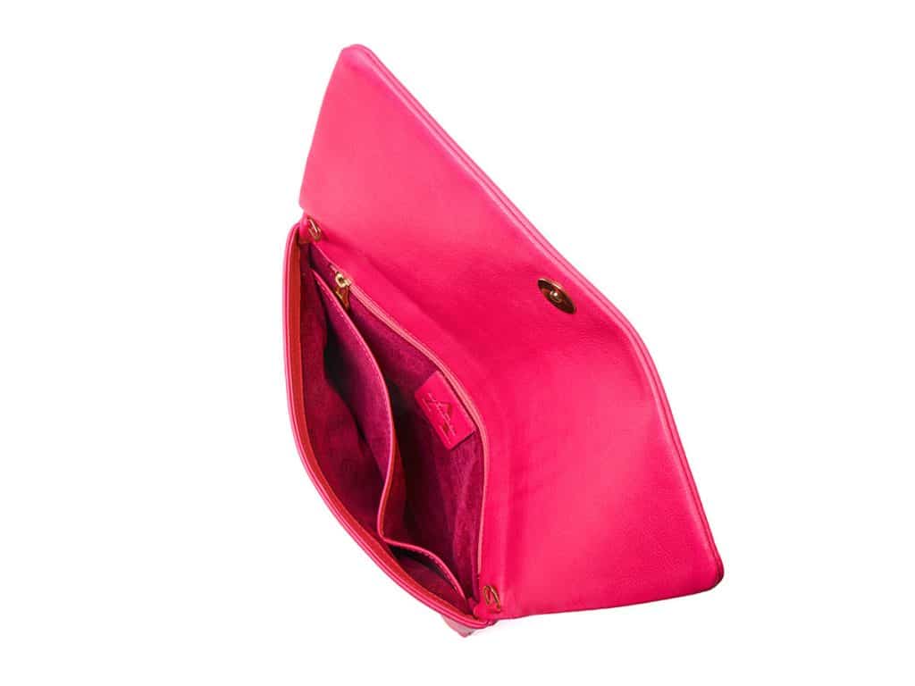 Innenansicht zeitlose Schultertasche, Clutch von ALEXANDRA SVENDSEN aus hochwertigem Naturleder in Pink – handgefertigt in Deutschland, minimalistisches Design und langlebige Verarbeitung.