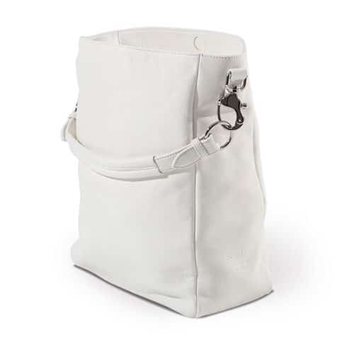 Zeitlose Schultertasche von ALEXANDRA SVENDSEN aus hochwertigem Naturleder in Weiß – handgefertigt in Deutschland, minimalistisches Design und langlebige Verarbeitung.