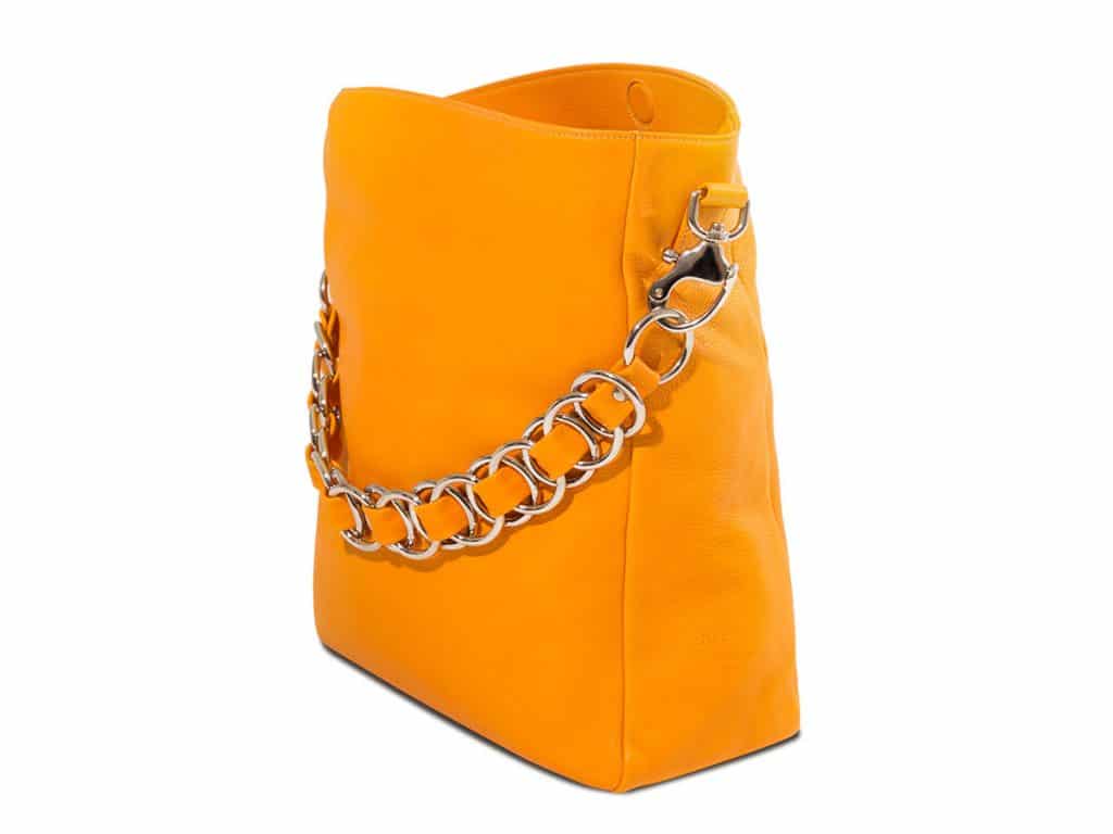 Zeitlose Schultertasche von ALEXANDRA SVENDSEN aus hochwertigem Naturleder in Gelb-Orange – handgefertigt in Deutschland, minimalistisches Design und langlebige Verarbeitung.