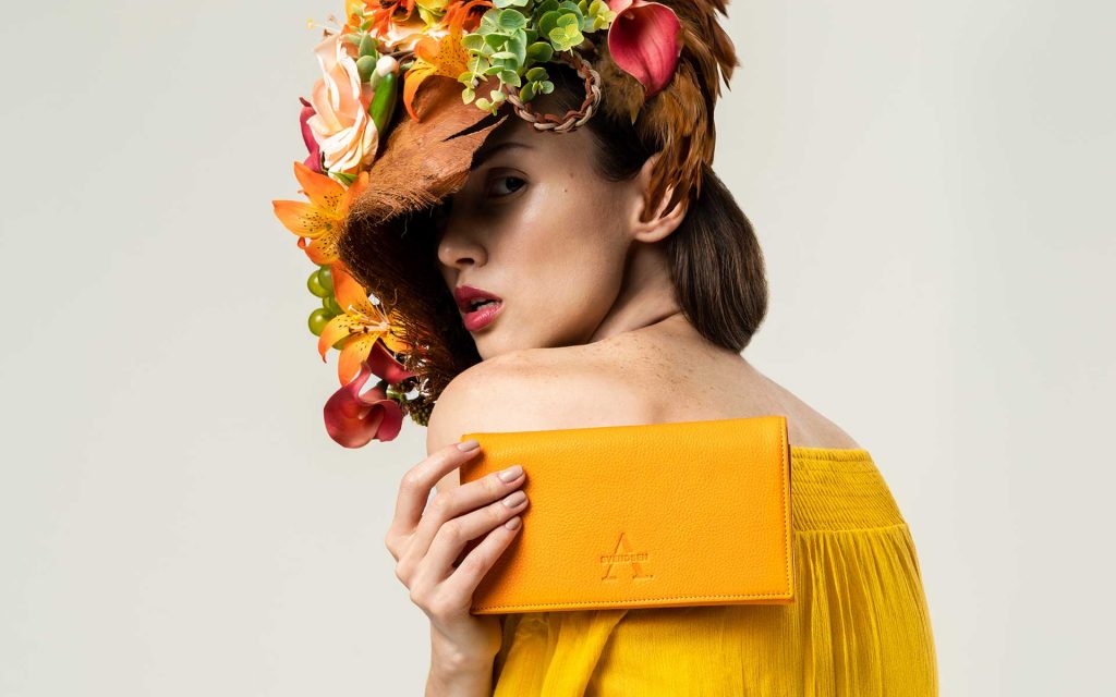 Handgefertigte Leder Geldbörse, Portemonnaie aus zertifiziertem Naturleder in Gelb-Orange – nachhaltiges Accessoire aus deutscher Manufaktur.