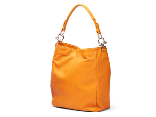 Zeitlose Schultertasche von ALEXANDRA SVENDSEN aus hochwertigem Naturleder in Braun – handgefertigt in Deutschland, minimalistisches Design und langlebige Verarbeitung. Edition Frankfurter Allgemeine Selection Shop.