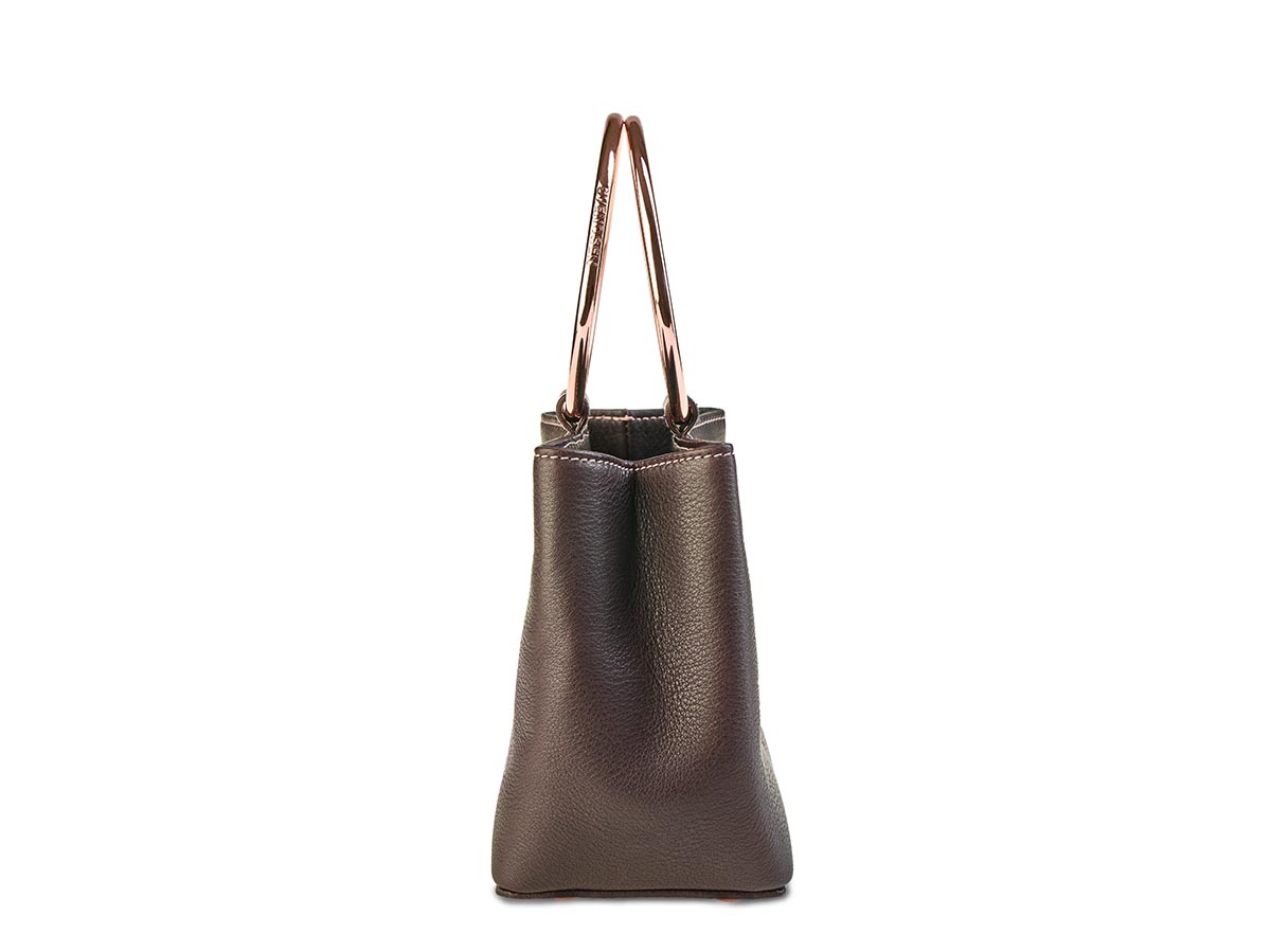 Handgefertigte Lederhandtasche von ALEXANDRA SVENDSEN aus zertifiziertem Naturleder in Braun – nachhaltig produziert in deutscher Manufaktur. Edition Frankfurter Allgemeine Selection Shop.