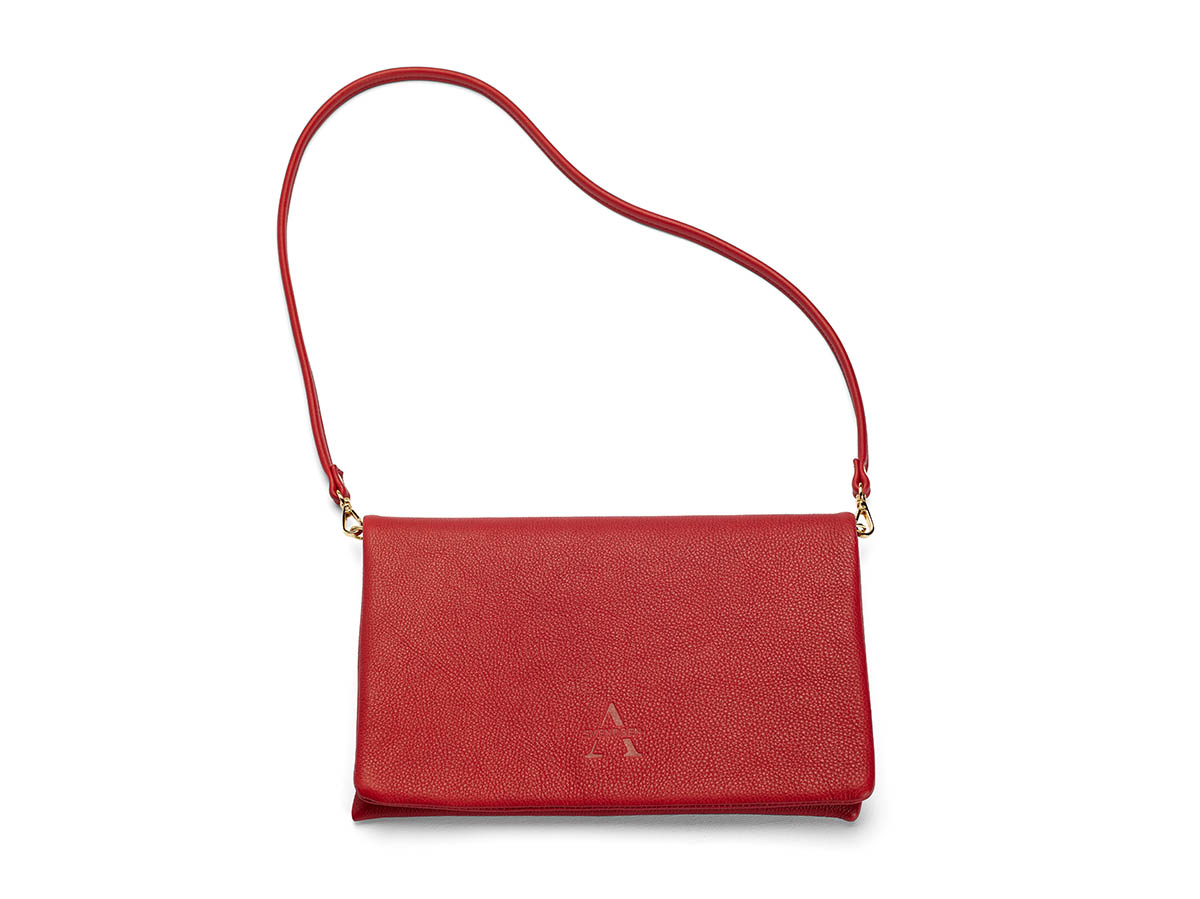 Innenansicht zeitlose Schultertasche, Clutch von ALEXANDRA SVENDSEN aus hochwertigem Naturleder in Rot – handgefertigt in Deutschland, minimalistisches Design und langlebige Verarbeitung. Edition Frankfurter Allgemeine Selection Shop.
