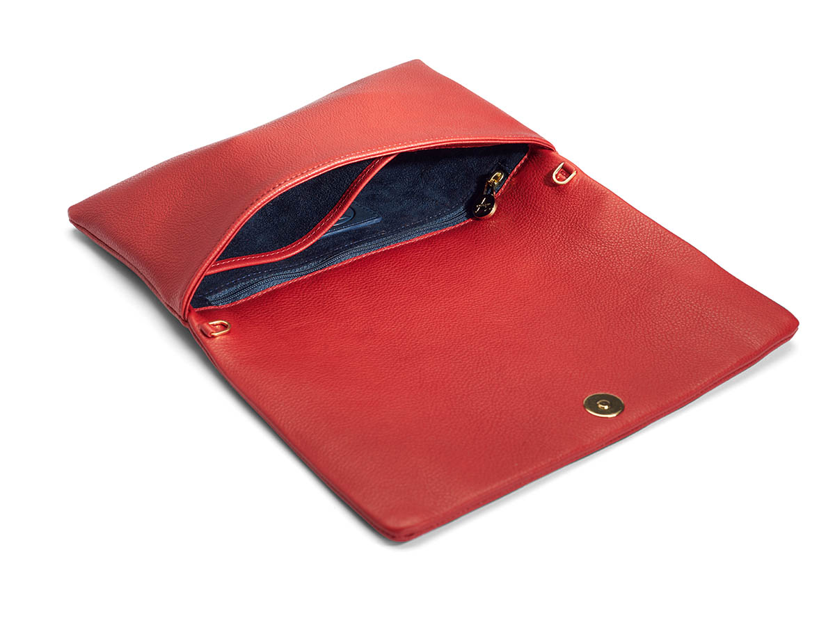 Innenansicht zeitlose Schultertasche, Clutch von ALEXANDRA SVENDSEN aus hochwertigem Naturleder in Rot – handgefertigt in Deutschland, minimalistisches Design und langlebige Verarbeitung. Edition Frankfurter Allgemeine Selection Shop.