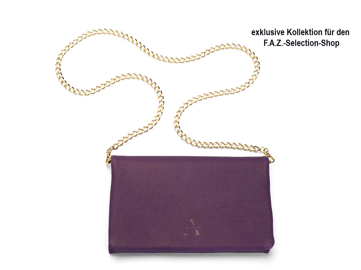 Zeitlose Schultertasche, Clutch von ALEXANDRA SVENDSEN aus hochwertigem Naturleder in Violett – handgefertigt in Deutschland, minimalistisches Design und langlebige Verarbeitung. Edition Frankfurter Allgemeine Selection Shop.