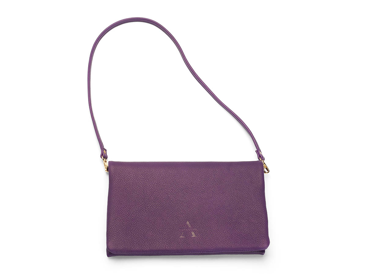 Zeitlose Schultertasche, Clutch von ALEXANDRA SVENDSEN aus hochwertigem Naturleder in Violett – handgefertigt in Deutschland, minimalistisches Design und langlebige Verarbeitung. Edition Frankfurter Allgemeine Selection Shop.