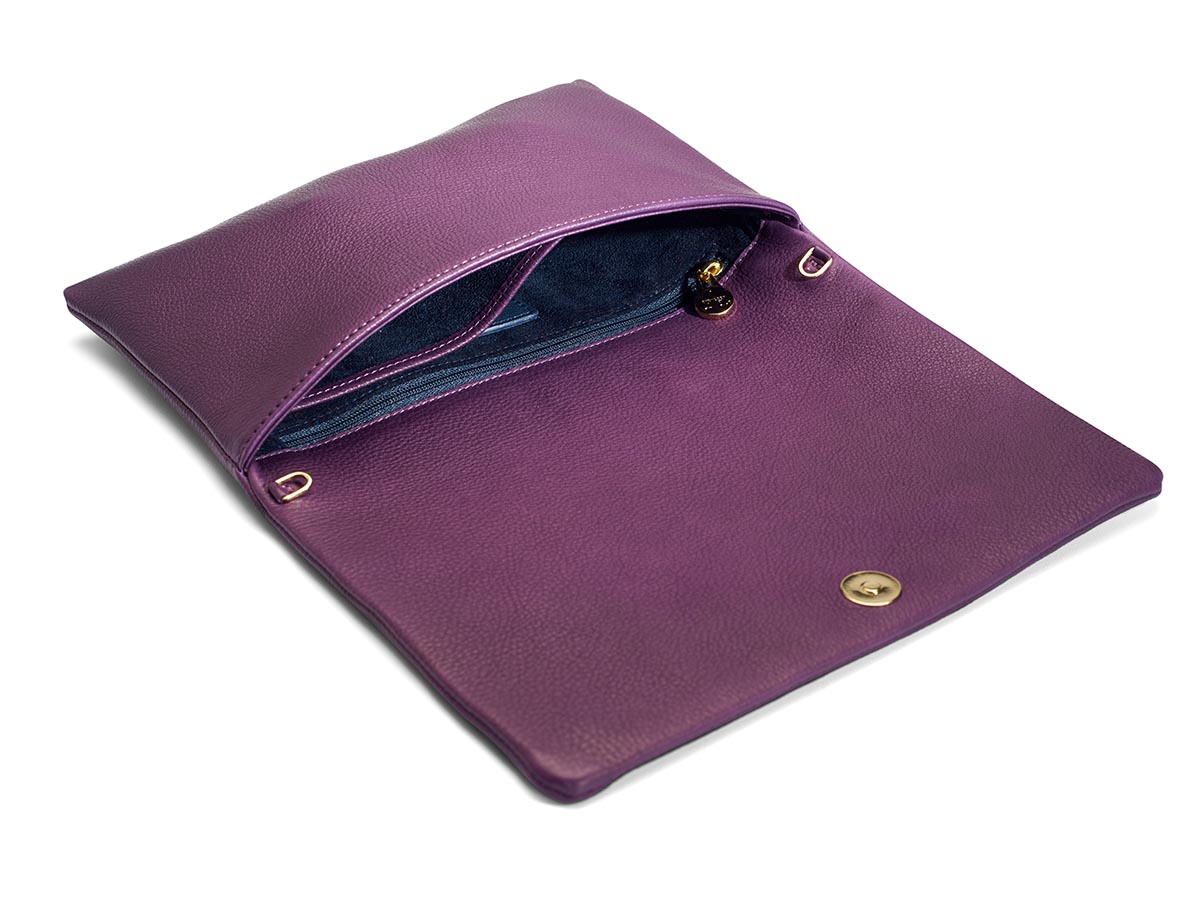 Innenansicht zeitlose Schultertasche, Clutch von ALEXANDRA SVENDSEN aus hochwertigem Naturleder in Violett – handgefertigt in Deutschland, minimalistisches Design und langlebige Verarbeitung. Edition Frankfurter Allgemeine Selection Shop.