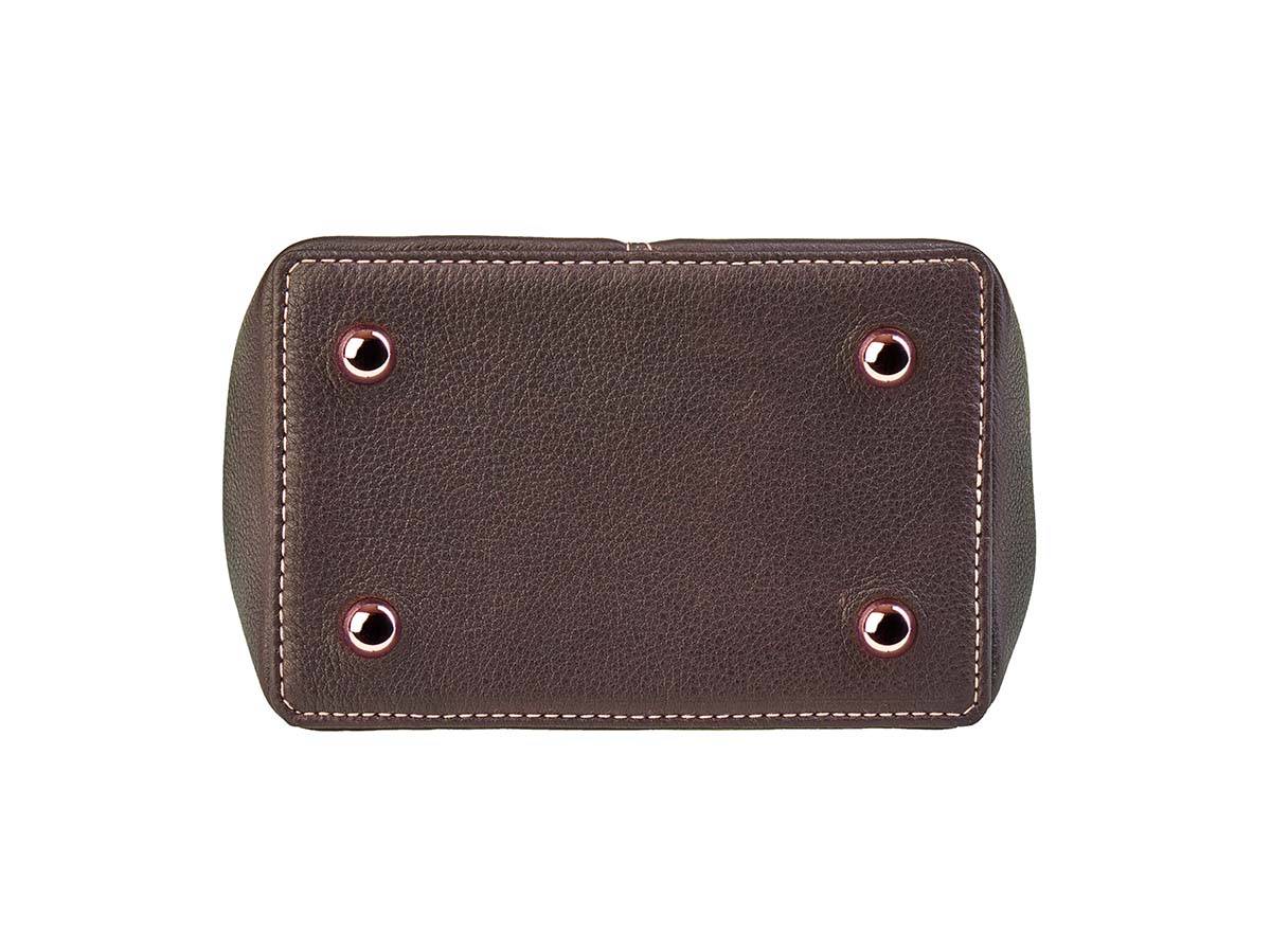 Handgefertigte Lederhandtasche von ALEXANDRA SVENDSEN aus zertifiziertem Naturleder in Braun – nachhaltig produziert in deutscher Manufaktur. Edition Frankfurter Allgemeine Selection Shop.