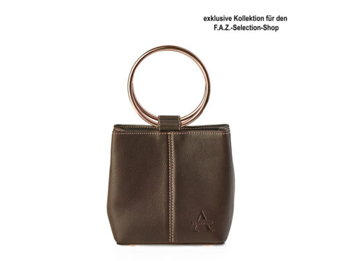 Handgefertigte Lederhandtasche von ALEXANDRA SVENDSEN aus zertifiziertem Naturleder in Braun – nachhaltig produziert in deutscher Manufaktur. Edition Frankfurter Allgemeine Selection Shop.