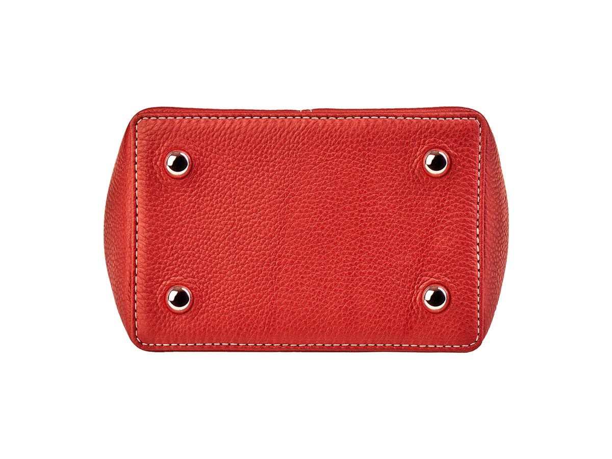 Handgefertigte Lederhandtasche von ALEXANDRA SVENDSEN aus zertifiziertem Naturleder in Rot – nachhaltig produziert in deutscher Manufaktur. Edition Frankfurter Allgemeine Selection Shop.