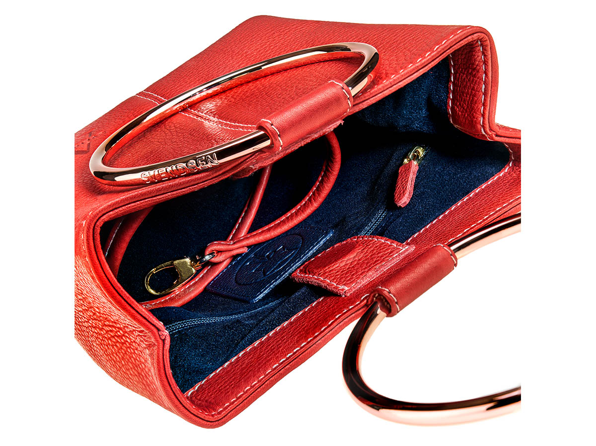 Handgefertigte Lederhandtasche von ALEXANDRA SVENDSEN aus zertifiziertem Naturleder in Rot – nachhaltig produziert in deutscher Manufaktur. Edition Frankfurter Allgemeine Selection Shop.
