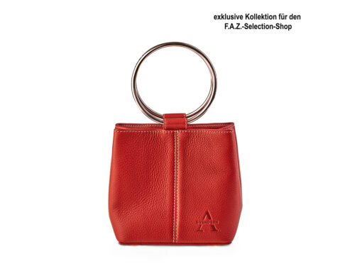Handgefertigte Lederhandtasche von ALEXANDRA SVENDSEN aus zertifiziertem Naturleder in Rot – nachhaltig produziert in deutscher Manufaktur. Edition Frankfurter Allgemeine Selection Shop.