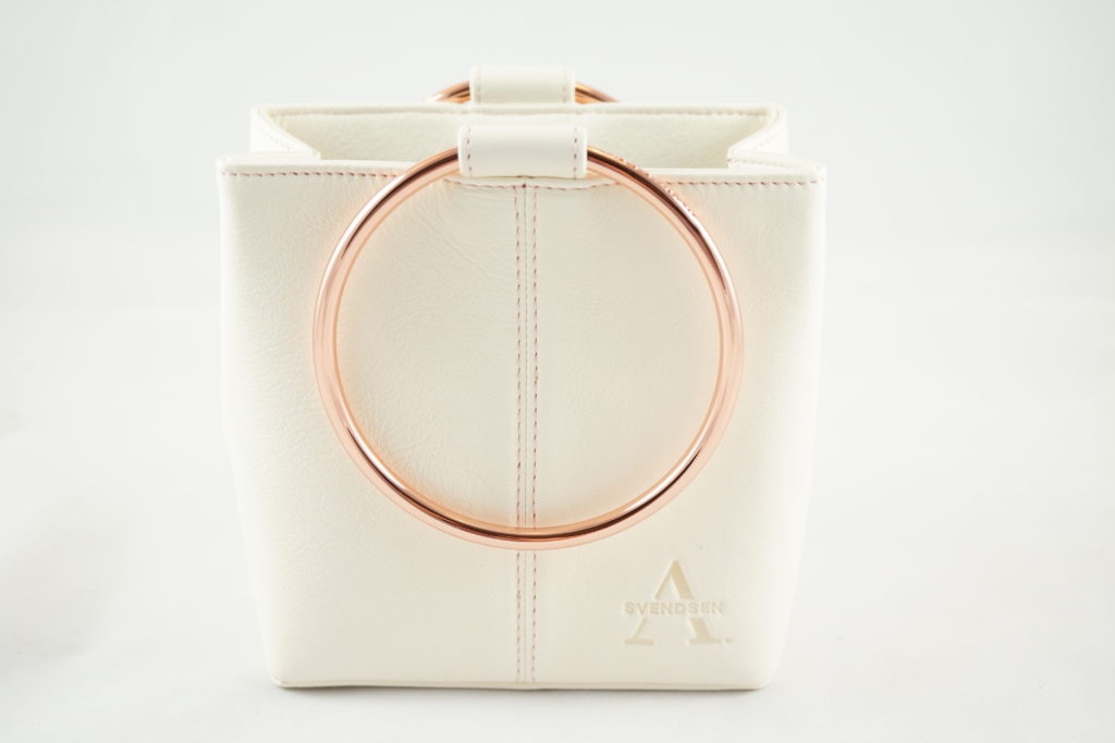 Handgefertigte Lederhandtasche von ALEXANDRA SVENDSEN aus zertifiziertem Naturleder in Weiß – nachhaltig produziert in deutscher Manufaktur.