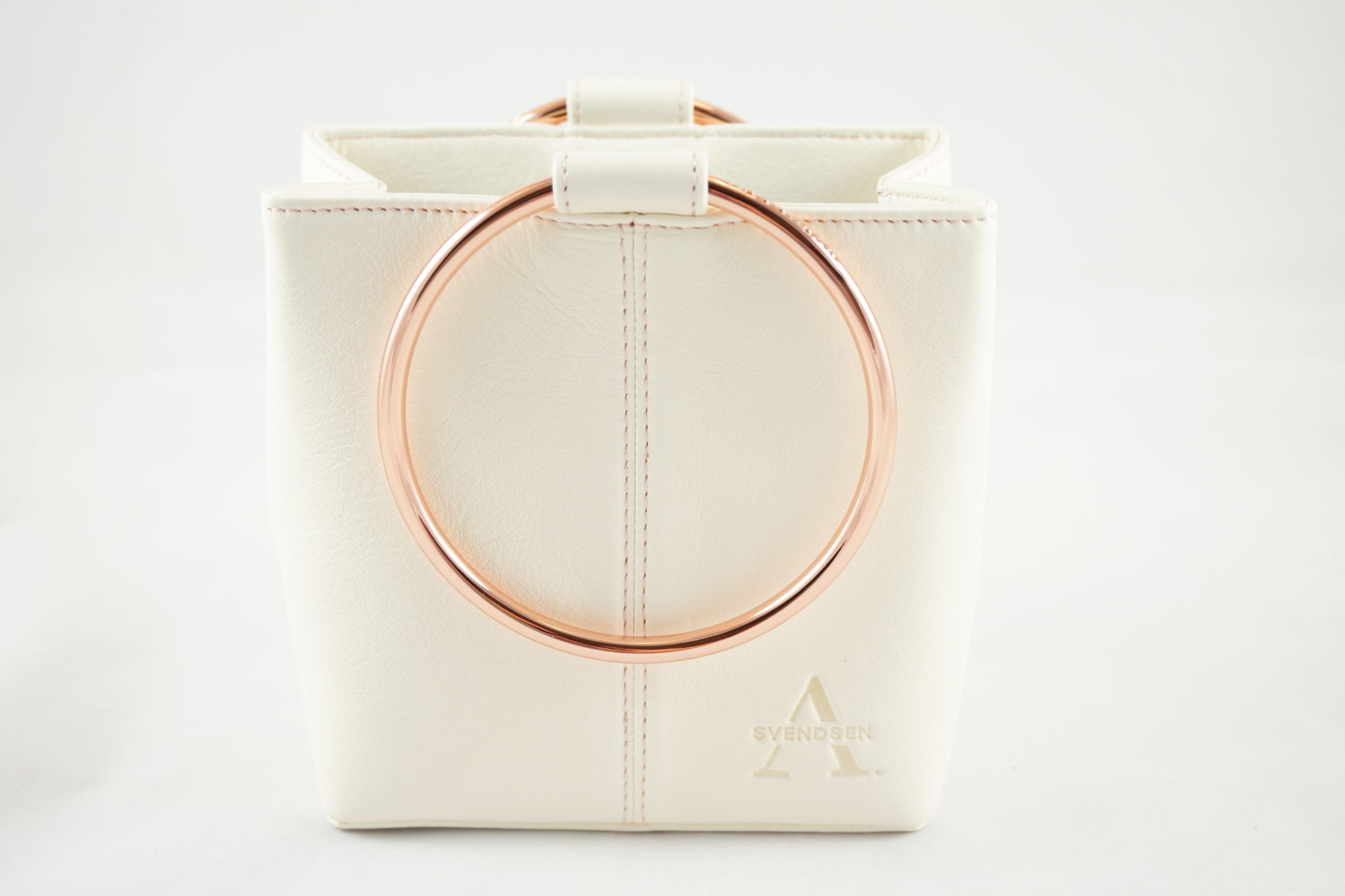 Handgefertigte Lederhandtasche von ALEXANDRA SVENDSEN aus zertifiziertem Naturleder in Weiß – nachhaltig produziert in deutscher Manufaktur.