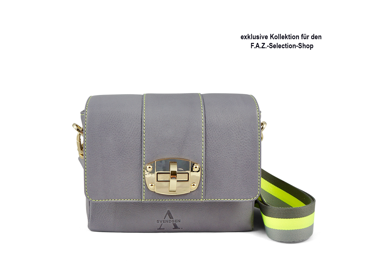 Zeitlose Schultertasche von ALEXANDRA SVENDSEN aus hochwertigem Naturleder in Grau – handgefertigt in Deutschland, minimalistisches Design und langlebige Verarbeitung. Edition Frankfurter Allgemeine Selection Shop.