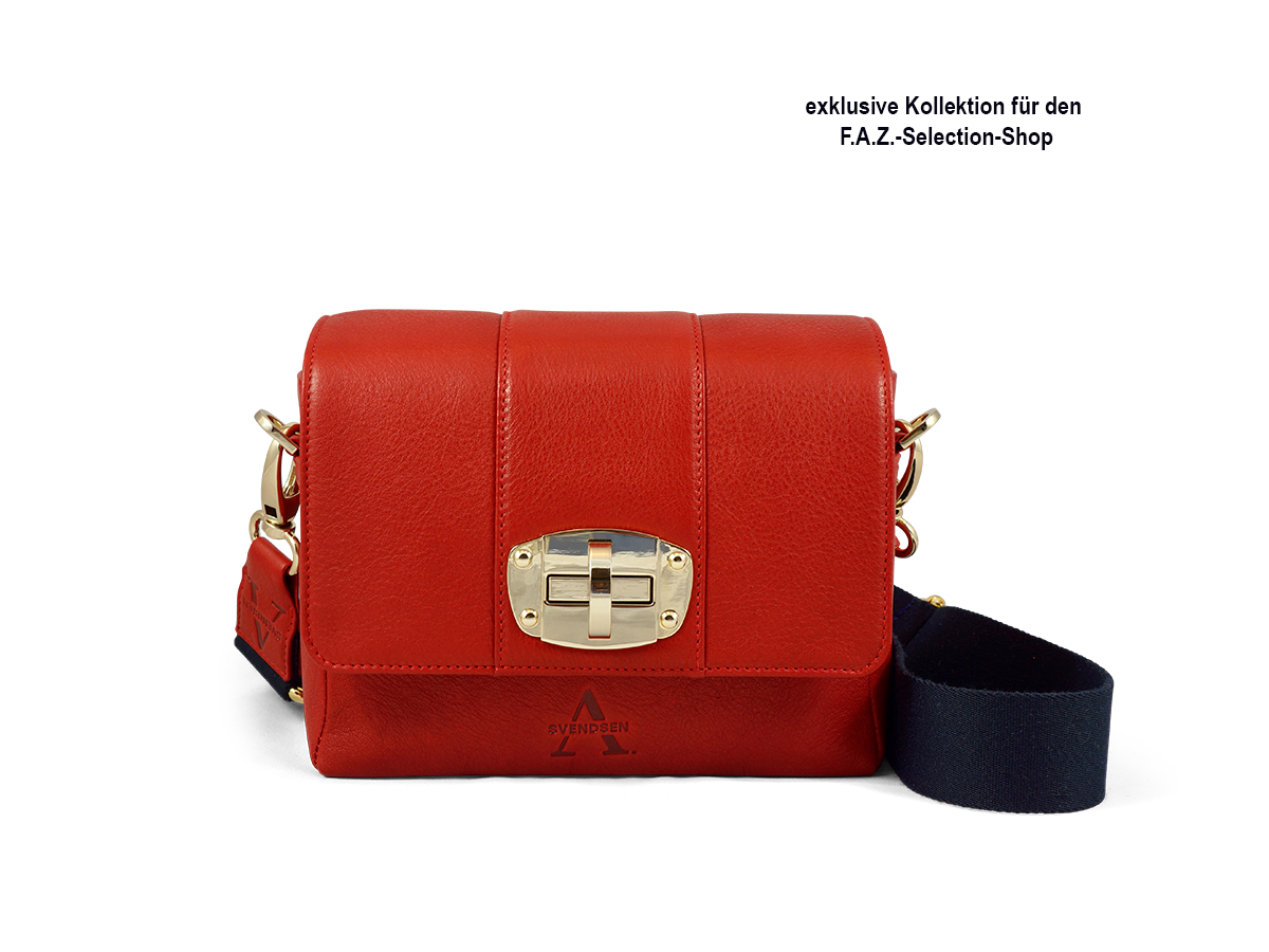 Zeitlose Schultertasche von ALEXANDRA SVENDSEN aus hochwertigem Naturleder in Rot – handgefertigt in Deutschland, minimalistisches Design und langlebige Verarbeitung. Edition Frankfurter Allgemeine Selection Shop.