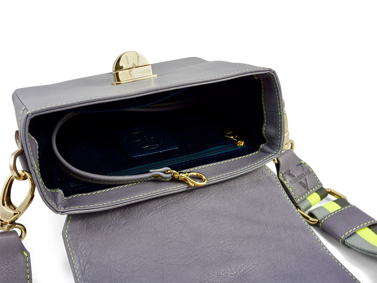 Zeitlose Schultertasche von ALEXANDRA SVENDSEN aus hochwertigem Naturleder in Grau – handgefertigt in Deutschland, minimalistisches Design und langlebige Verarbeitung. Edition Frankfurter Allgemeine Selection Shop.