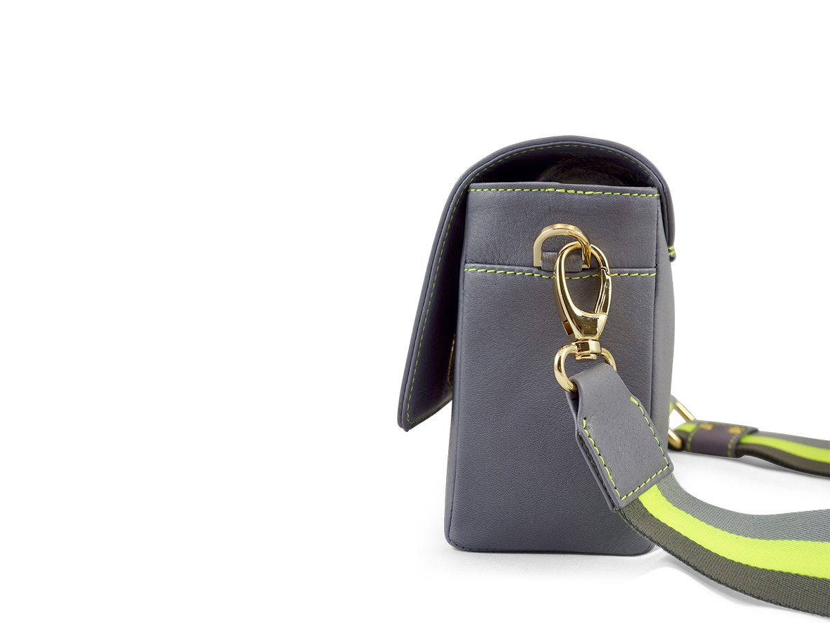 Zeitlose Schultertasche von ALEXANDRA SVENDSEN aus hochwertigem Naturleder in Grau – handgefertigt in Deutschland, minimalistisches Design und langlebige Verarbeitung. Edition Frankfurter Allgemeine Selection Shop.