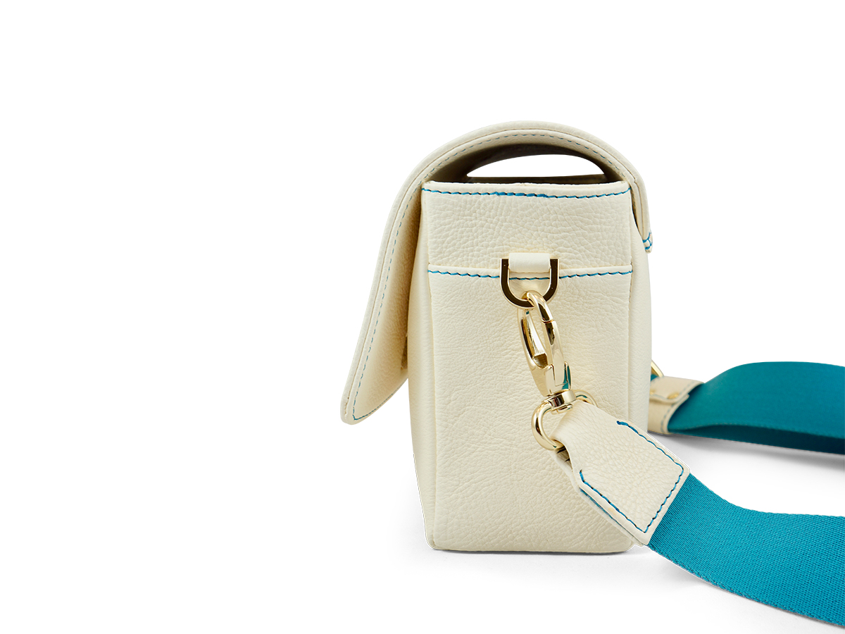 Zeitlose Schultertasche von ALEXANDRA SVENDSEN aus hochwertigem Naturleder in Weiß – handgefertigt in Deutschland, minimalistisches Design und langlebige Verarbeitung. Edition Frankfurter Allgemeine Selection Shop.