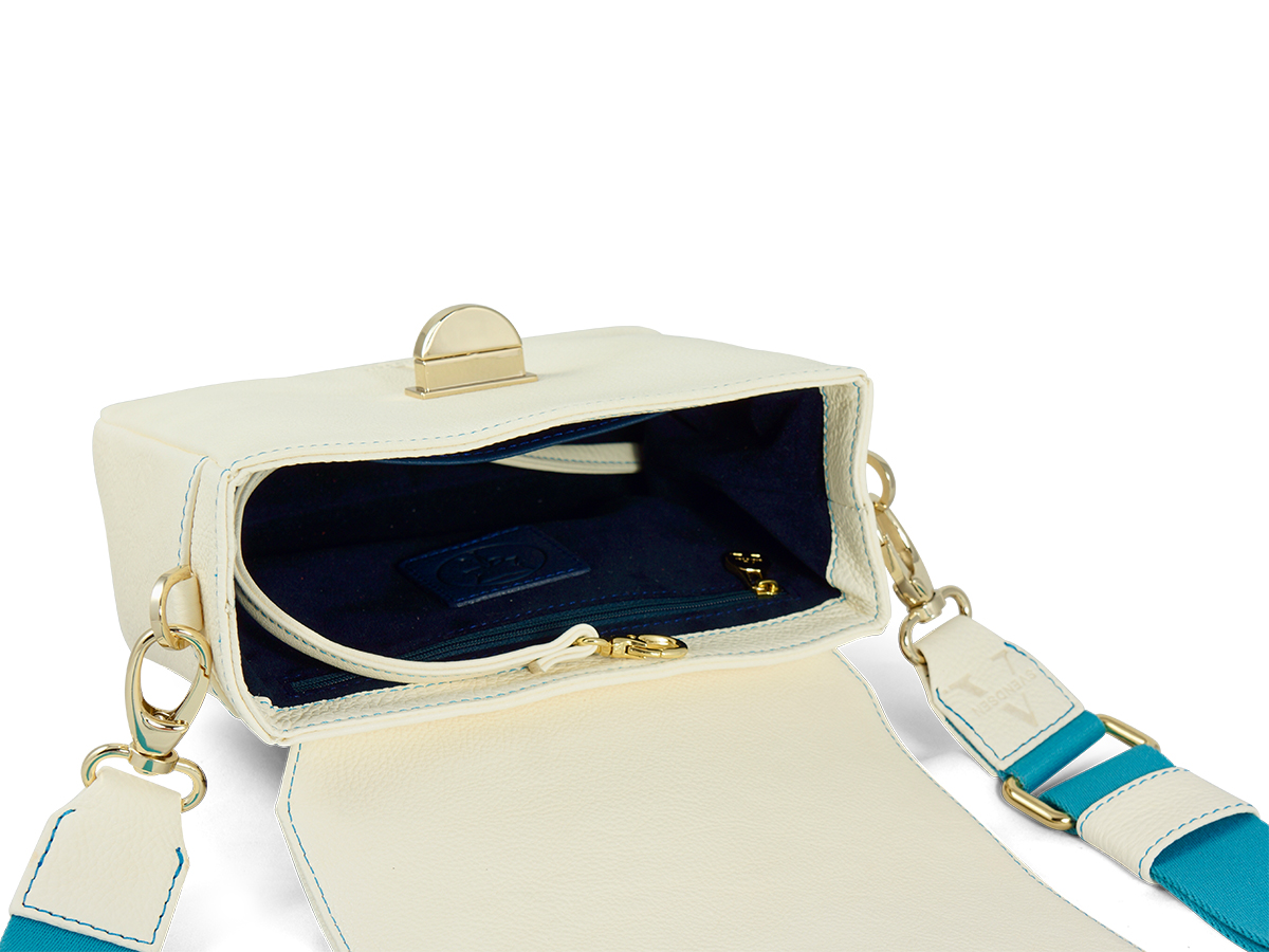 Zeitlose Schultertasche von ALEXANDRA SVENDSEN aus hochwertigem Naturleder in Weiß – handgefertigt in Deutschland, minimalistisches Design und langlebige Verarbeitung. Edition Frankfurter Allgemeine Selection Shop.