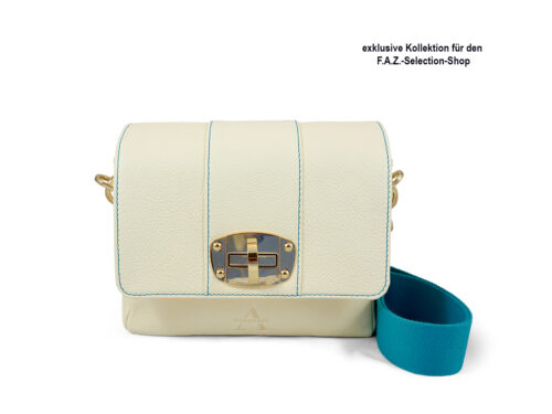 Zeitlose Schultertasche von ALEXANDRA SVENDSEN aus hochwertigem Naturleder in Weiß – handgefertigt in Deutschland, minimalistisches Design und langlebige Verarbeitung. Edition Frankfurter Allgemeine Selection Shop.