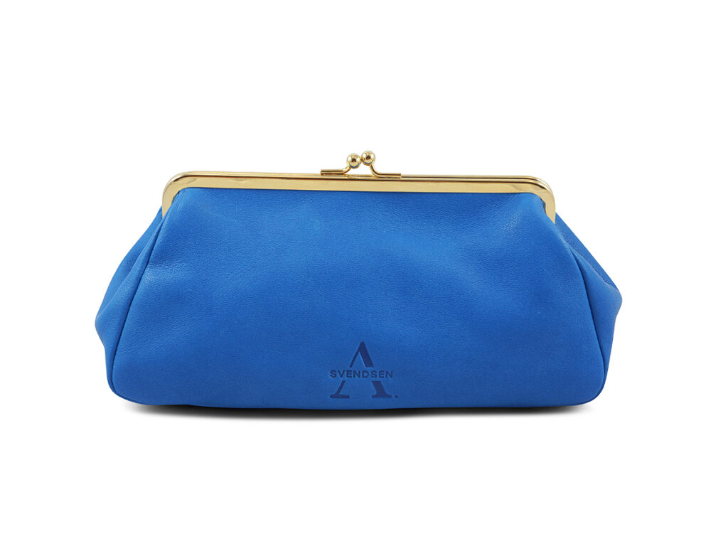 Handgefertigte Lederhandtasche von ALEXANDRA SVENDSEN aus zertifiziertem Naturleder in Royalblau – nachhaltig produziert in deutscher Manufaktur.