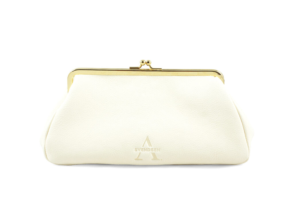 Handgefertigte Lederhandtasche von ALEXANDRA SVENDSEN aus zertifiziertem Naturleder in Weiß – nachhaltig produziert in deutscher Manufaktur. Hochzeitstasche.