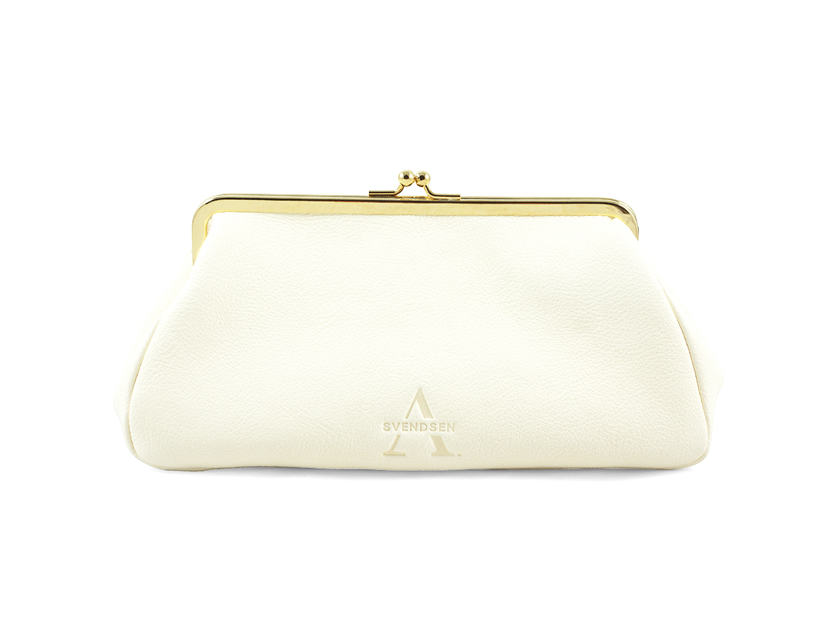 Handgefertigte Lederhandtasche von ALEXANDRA SVENDSEN aus zertifiziertem Naturleder in Weiß – nachhaltig produziert in deutscher Manufaktur. Hochzeitstasche.