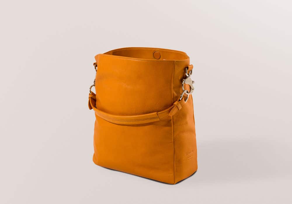 Zeitlose Schultertasche von ALEXANDRA SVENDSEN aus hochwertigem Naturleder in Braun – handgefertigt in Deutschland, minimalistisches Design und langlebige Verarbeitung.