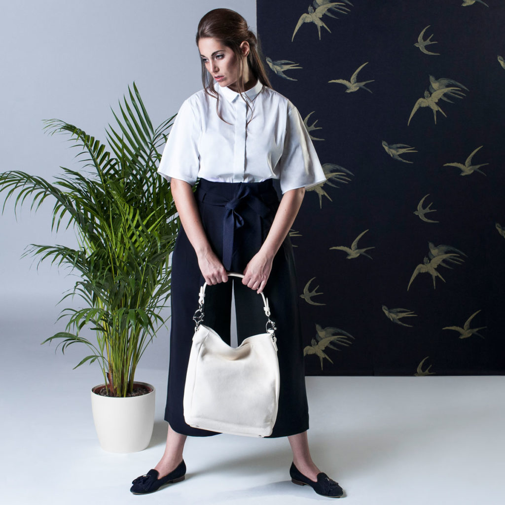 Zeitlose Schultertasche von ALEXANDRA SVENDSEN aus hochwertigem Naturleder in Weiß – handgefertigt in Deutschland, minimalistisches Design und langlebige Verarbeitung.