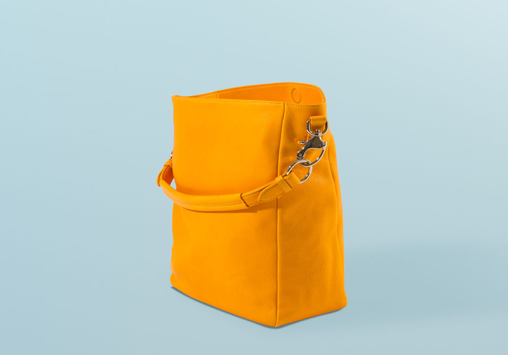 Zeitlose Schultertasche von ALEXANDRA SVENDSEN aus hochwertigem Naturleder in Gelb-Orange – handgefertigt in Deutschland, minimalistisches Design und langlebige Verarbeitung.