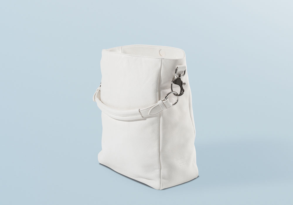 Zeitlose Schultertasche von ALEXANDRA SVENDSEN aus hochwertigem Naturleder in Weiß – handgefertigt in Deutschland, minimalistisches Design und langlebige Verarbeitung.