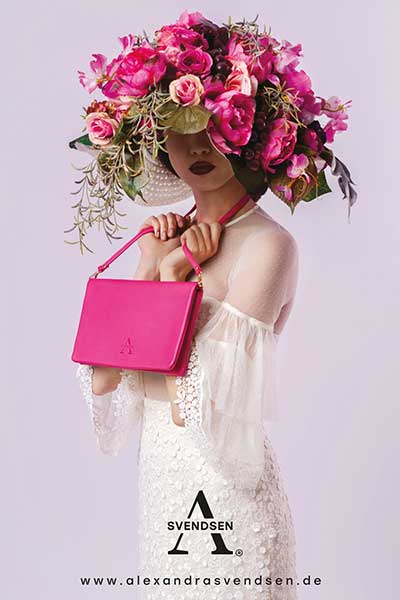 Zeitlose Schultertasche, Clutch von ALEXANDRA SVENDSEN aus hochwertigem Naturleder in Pink– handgefertigt in Deutschland, minimalistisches Design und langlebige Verarbeitung.