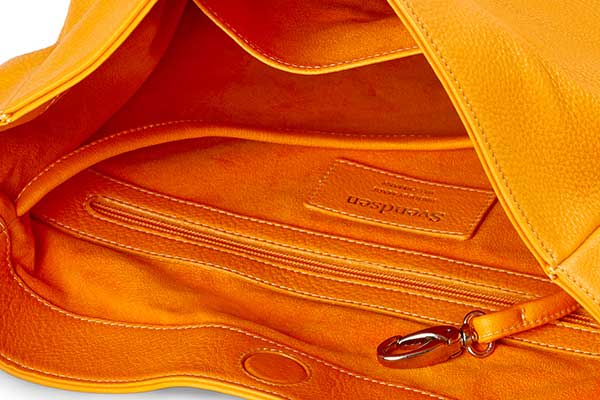 Innenansicht große, orangefarbene Schultertasche aus zertifiziertem Naturleder handgefertigt von ALEXANDRA SVENDSEN in deutscher Manufaktur.