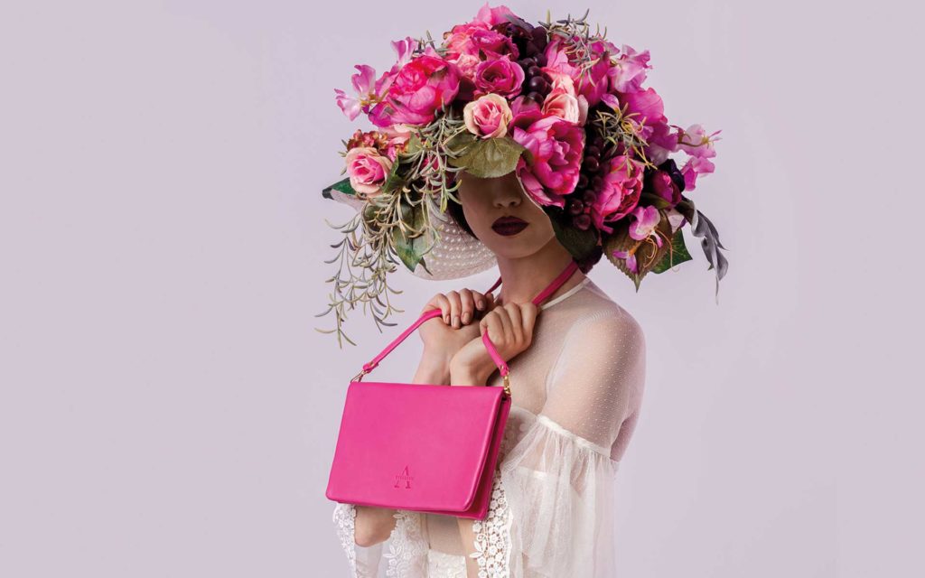 Zeitlose Schultertasche, Clutch von ALEXANDRA SVENDSEN aus hochwertigem Naturleder in Pink– handgefertigt in Deutschland, minimalistisches Design und langlebige Verarbeitung.