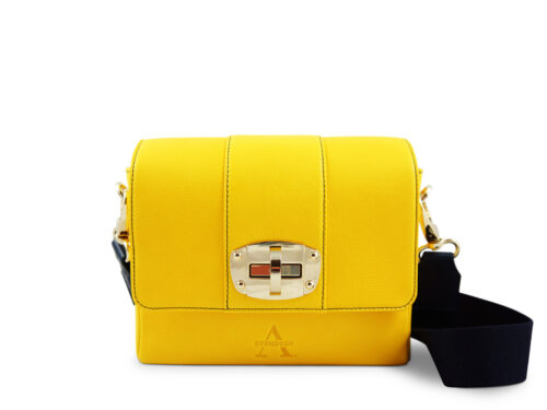 Zeitlose Schultertasche von ALEXANDRA SVENDSEN aus hochwertigem Naturleder in Gelb– handgefertigt in Deutschland, minimalistisches Design und langlebige Verarbeitung.