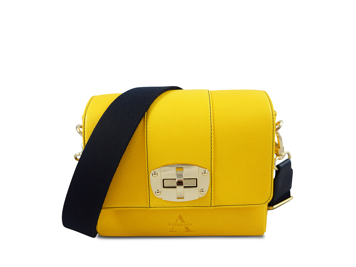 Zeitlose Schultertasche von ALEXANDRA SVENDSEN aus hochwertigem Naturleder in Gelb– handgefertigt in Deutschland, minimalistisches Design und langlebige Verarbeitung.