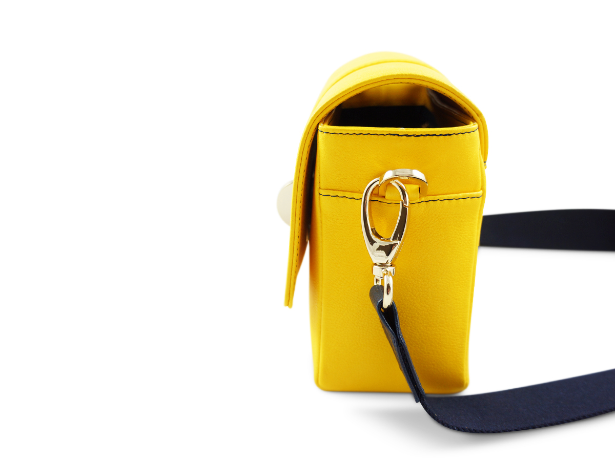 Zeitlose Schultertasche von ALEXANDRA SVENDSEN aus hochwertigem Naturleder in Gelb– handgefertigt in Deutschland, minimalistisches Design und langlebige Verarbeitung.