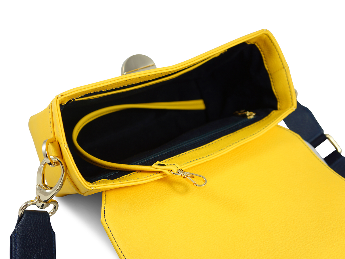 Innenansicht zeitlose Schultertasche von ALEXANDRA SVENDSEN aus hochwertigem Naturleder in Gelb– handgefertigt in Deutschland, minimalistisches Design und langlebige Verarbeitung.