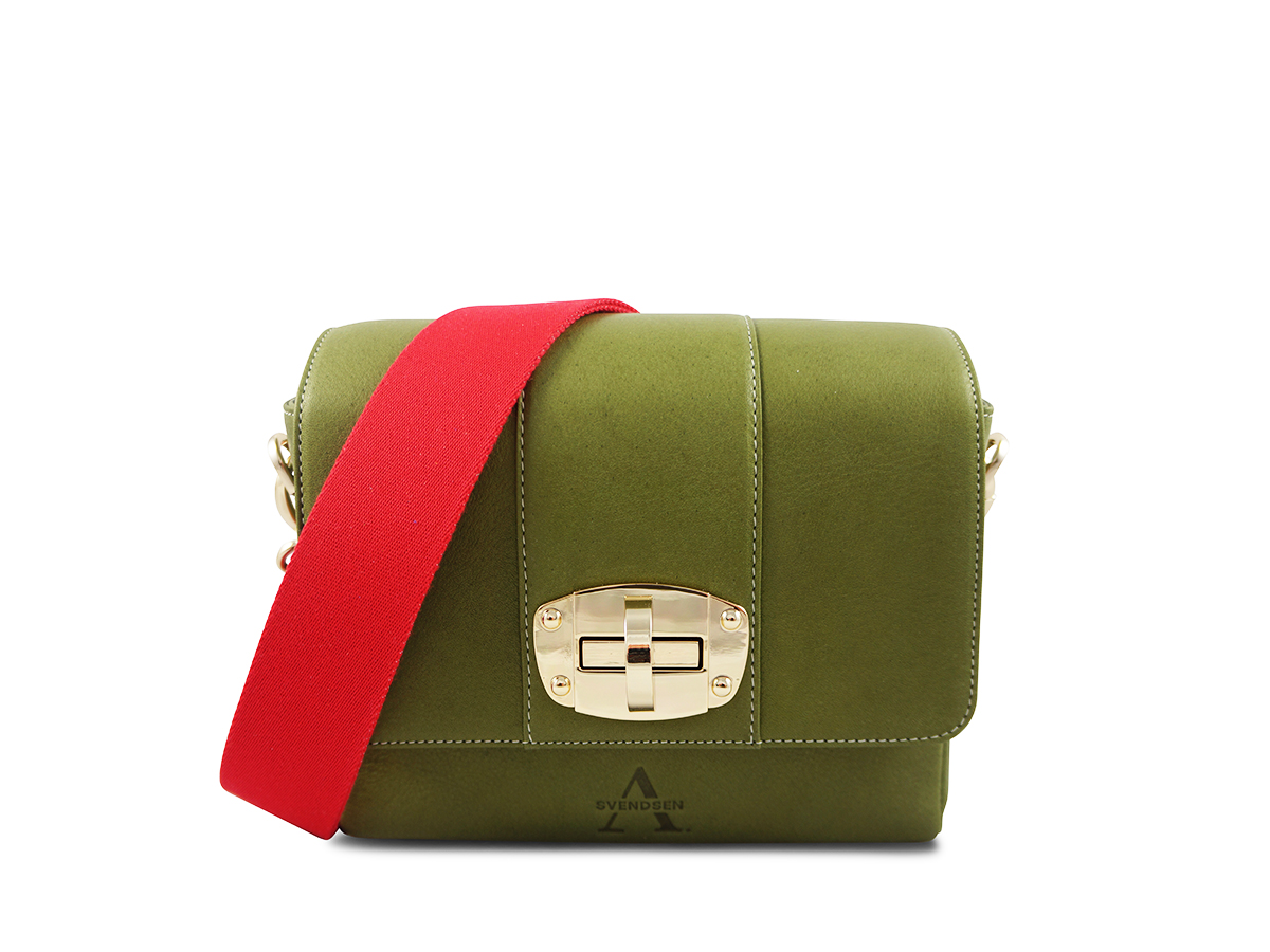 Zeitlose Schultertasche von ALEXANDRA SVENDSEN aus hochwertigem Naturleder in Khaki– handgefertigt in Deutschland, minimalistisches Design und langlebige Verarbeitung.