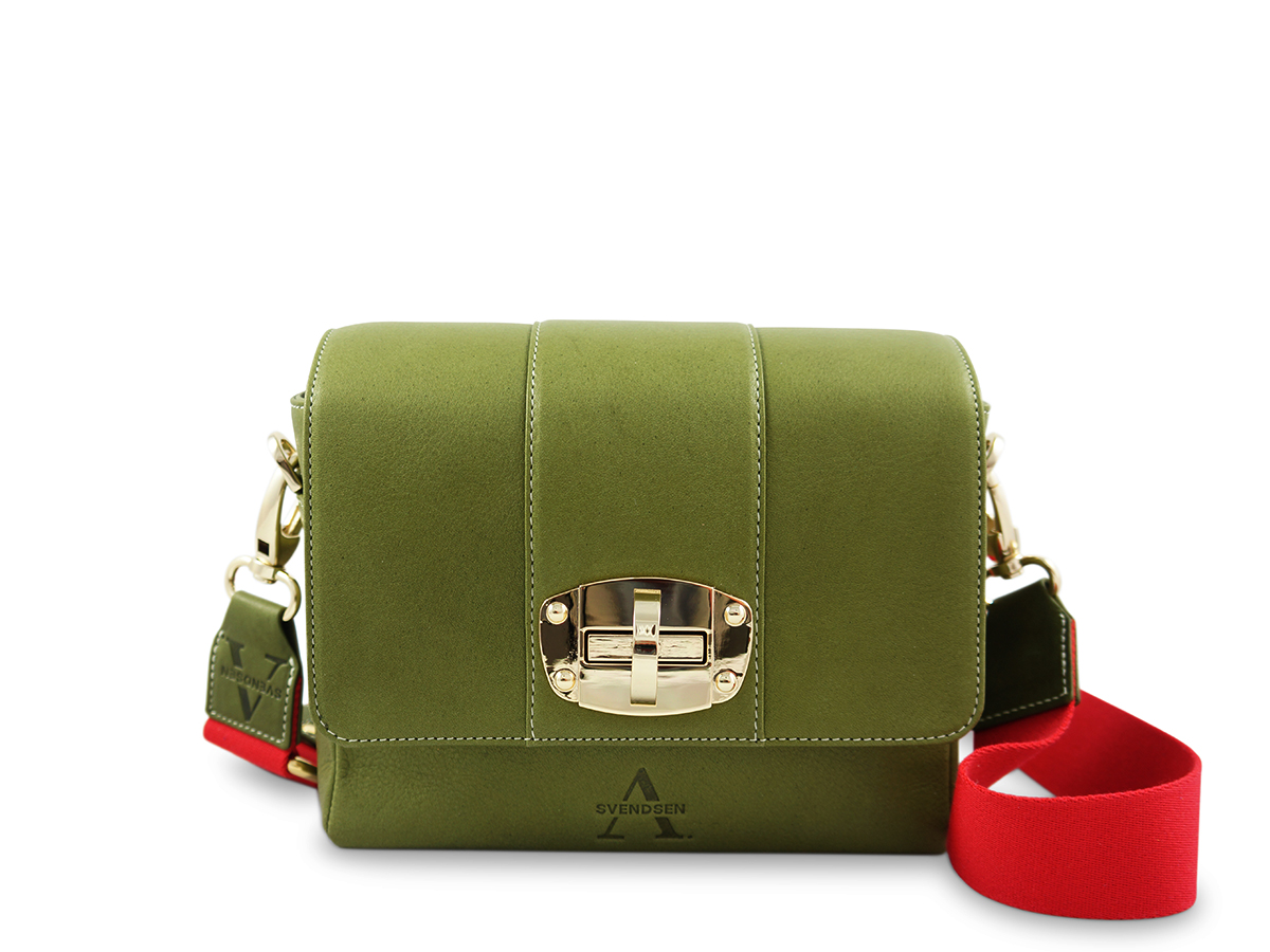Zeitlose Schultertasche von ALEXANDRA SVENDSEN aus hochwertigem Naturleder in Khaki– handgefertigt in Deutschland, minimalistisches Design und langlebige Verarbeitung.