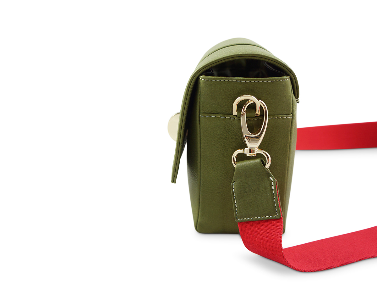 Zeitlose Schultertasche von ALEXANDRA SVENDSEN aus hochwertigem Naturleder in Khaki– handgefertigt in Deutschland, minimalistisches Design und langlebige Verarbeitung.