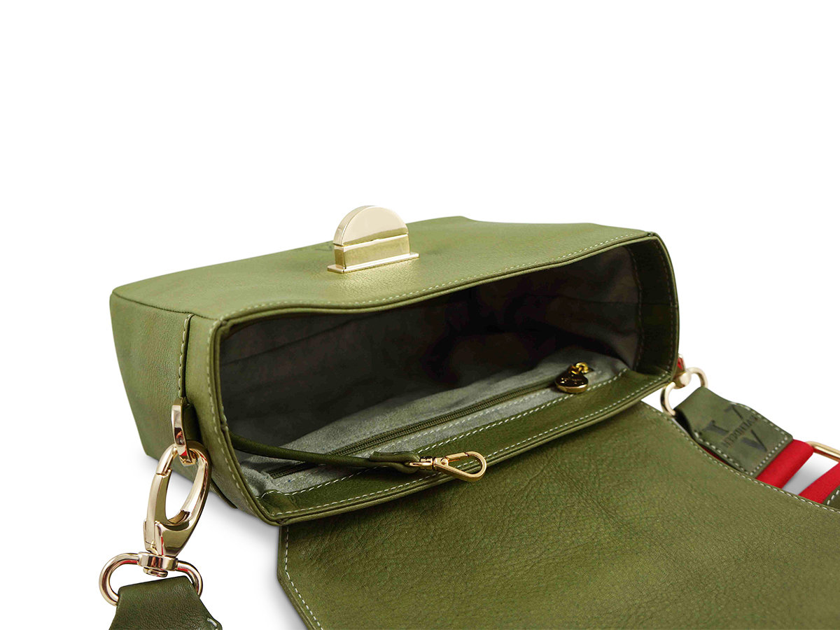 Innenansicht zeitlose Schultertasche von ALEXANDRA SVENDSEN aus hochwertigem Naturleder in Khaki– handgefertigt in Deutschland, minimalistisches Design und langlebige Verarbeitung.