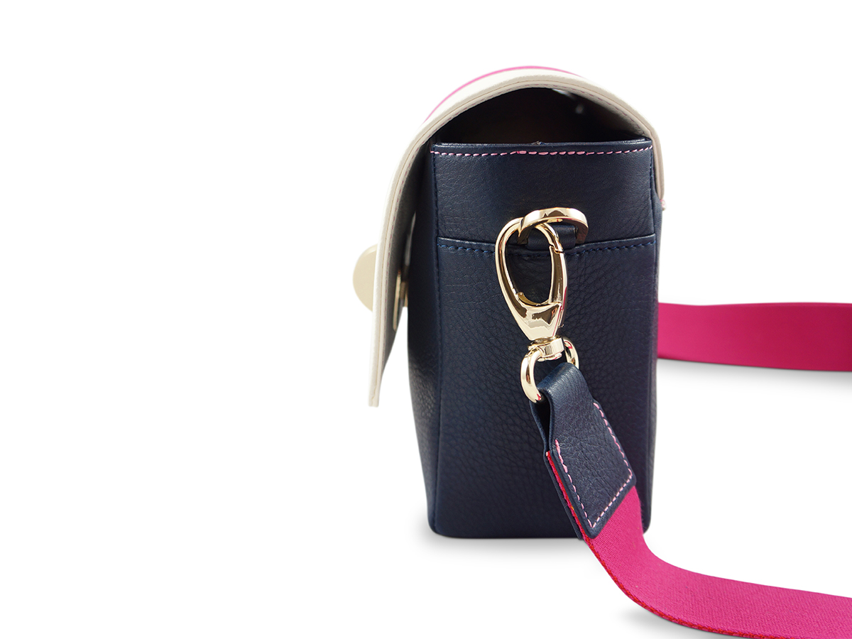 Zeitlose Schultertasche von ALEXANDRA SVENDSEN aus hochwertigem Naturleder in maritimen Farben– handgefertigt in Deutschland, minimalistisches Design und langlebige Verarbeitung.