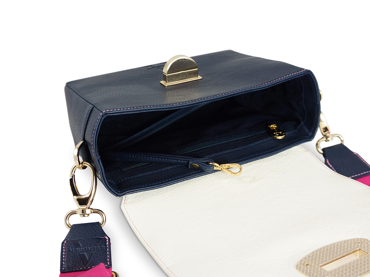 Innenanicht zeitlose Schultertasche von ALEXANDRA SVENDSEN aus hochwertigem Naturleder in maritimen Farben– handgefertigt in Deutschland, minimalistisches Design und langlebige Verarbeitung.