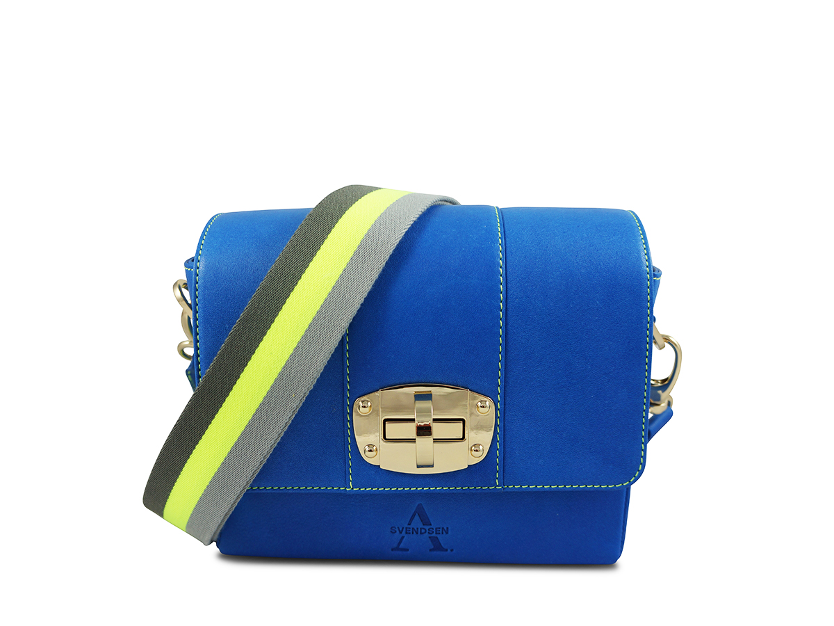 Zeitlose Schultertasche von ALEXANDRA SVENDSEN aus hochwertigem Naturleder in Royalblau– handgefertigt in Deutschland, minimalistisches Design und langlebige Verarbeitung.