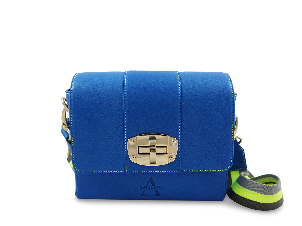 Zeitlose Schultertasche von ALEXANDRA SVENDSEN aus hochwertigem Naturleder in Royalblau– handgefertigt in Deutschland, minimalistisches Design und langlebige Verarbeitung.