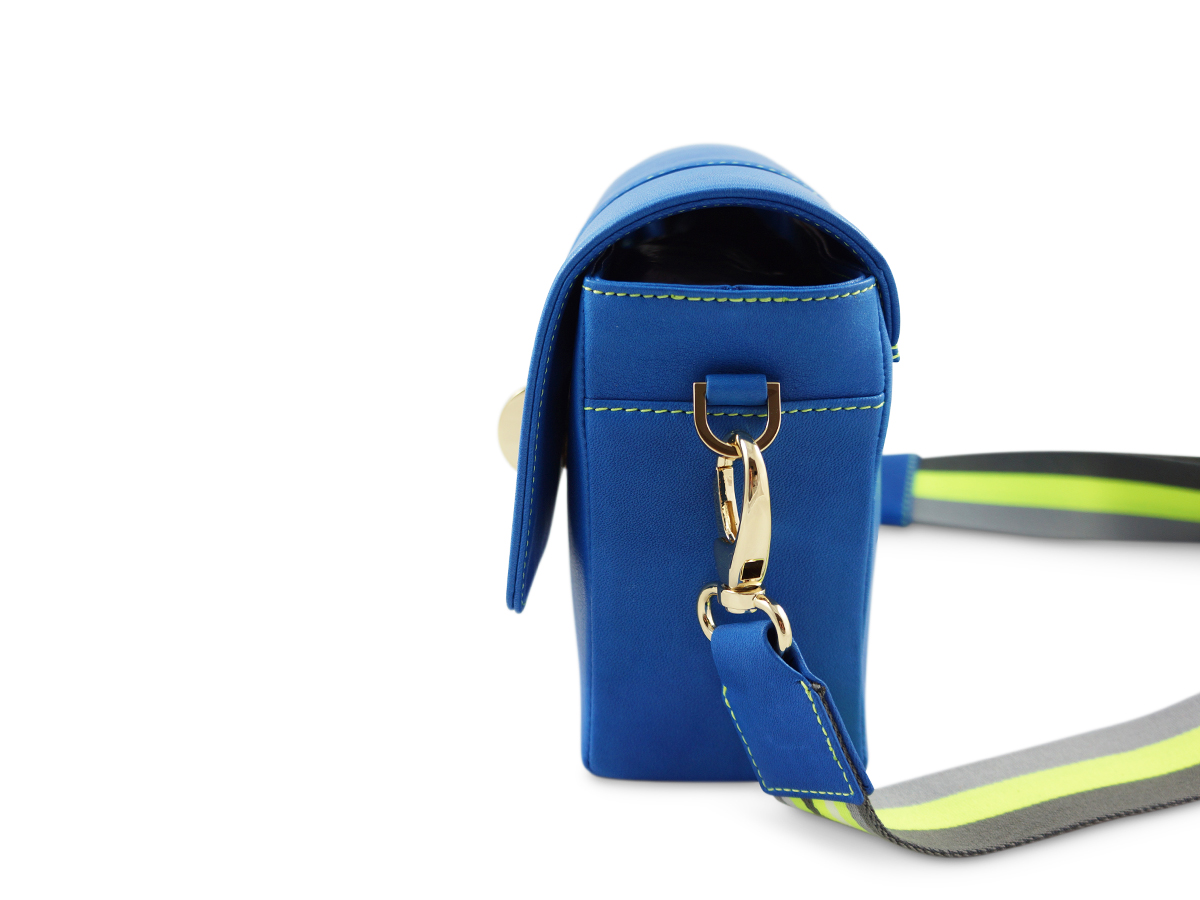 Zeitlose Schultertasche von ALEXANDRA SVENDSEN aus hochwertigem Naturleder in Royalblau– handgefertigt in Deutschland, minimalistisches Design und langlebige Verarbeitung.